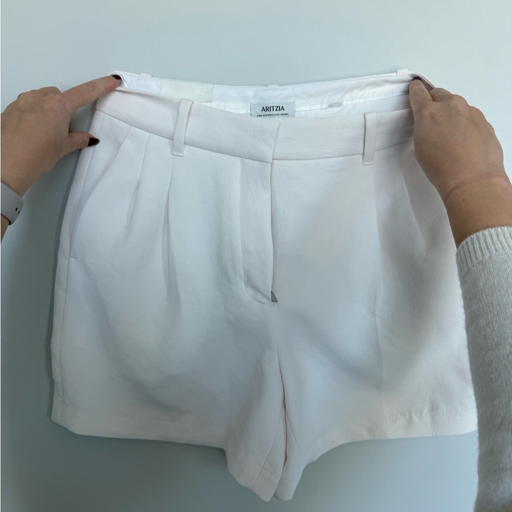 NWT - Aritzia effortless mid thigh short size 6 light Birch